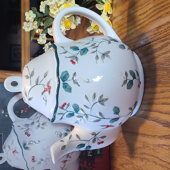 Pfaltzgraff Other - Pfaltzgraff Winterberry Sculpted Teapot